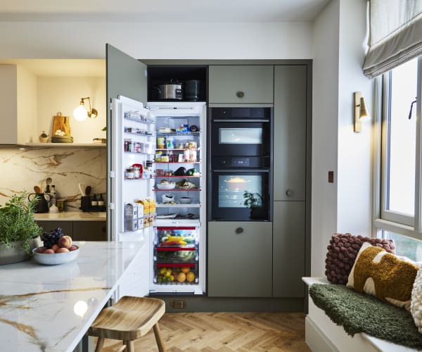 Magnet integrated fridge freezer top